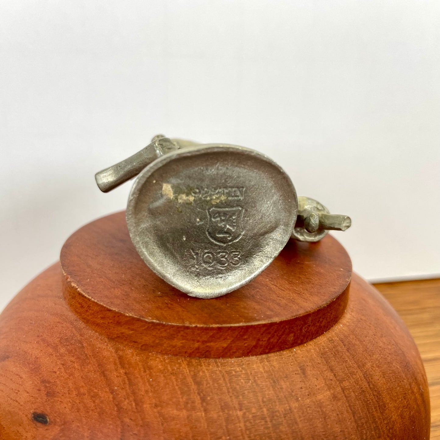 Vintage tinnen beeldje meisje met tas en pop