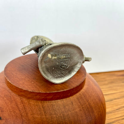 Vintage tinnen beeldje meisje met tas en pop