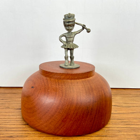 Vintage tinnen beeldje majorette