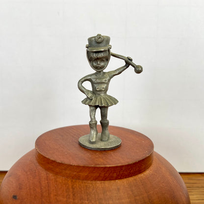 Vintage tinnen beeldje majorette