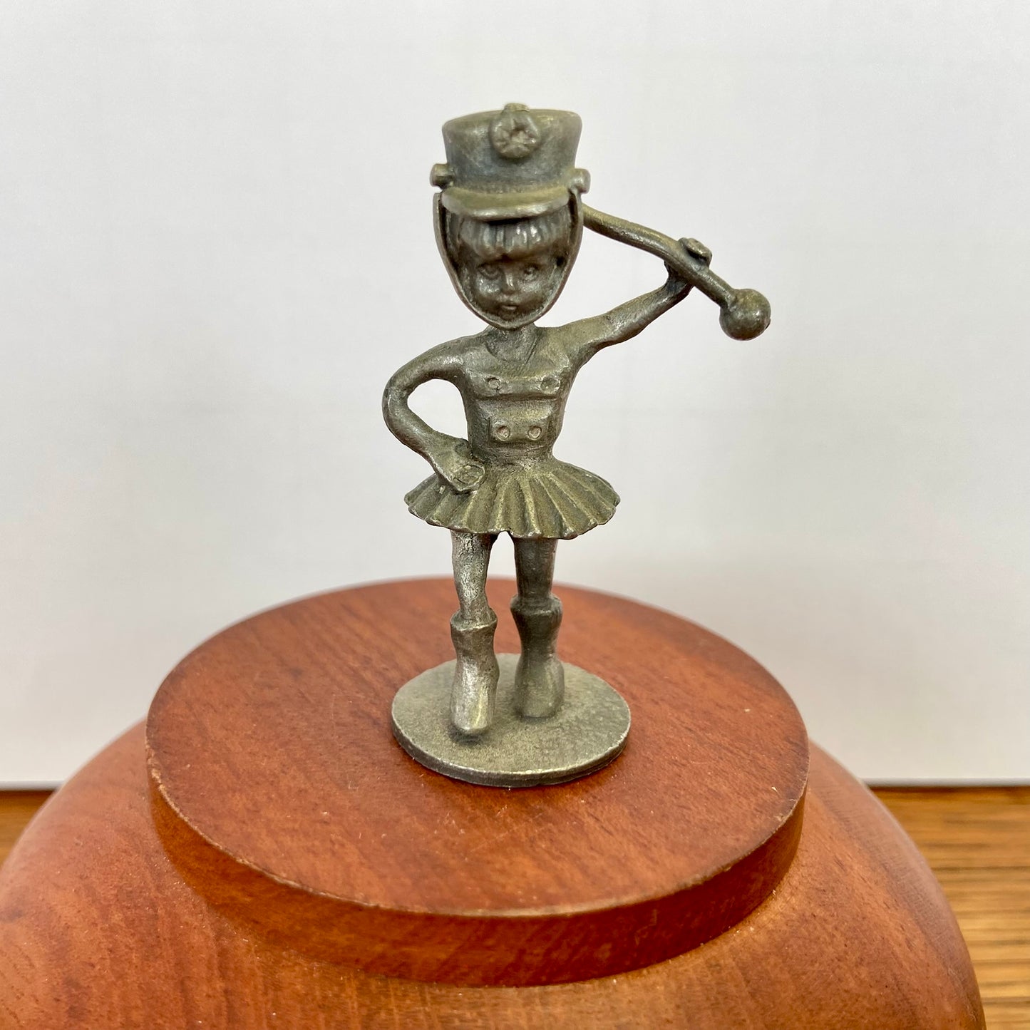 Vintage tinnen beeldje majorette