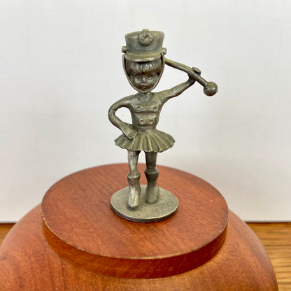 Vintage tinnen beeldje majorette