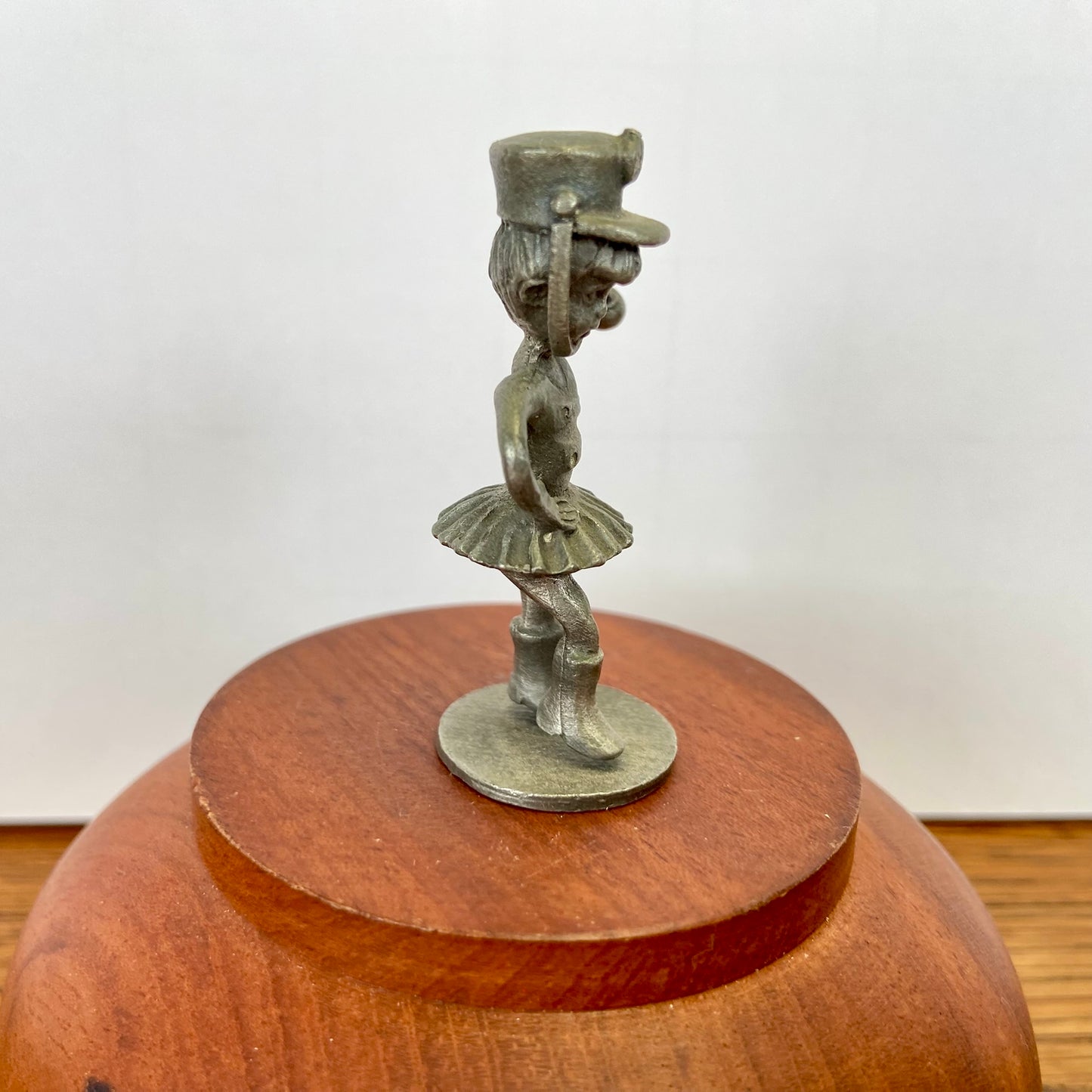Vintage tinnen beeldje majorette