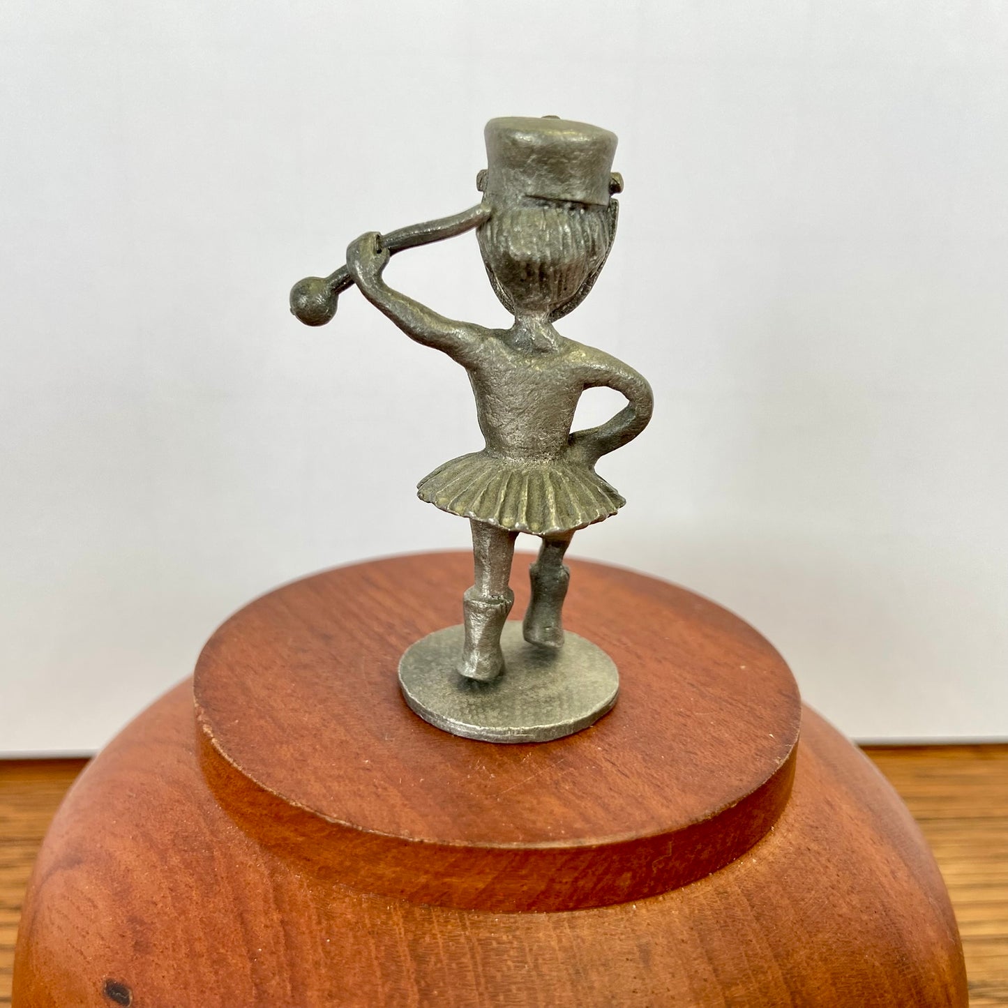 Vintage tinnen beeldje majorette
