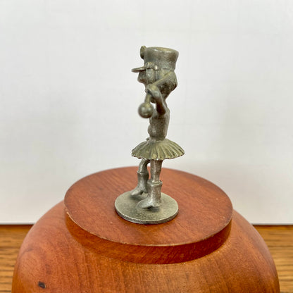 Vintage tinnen beeldje majorette