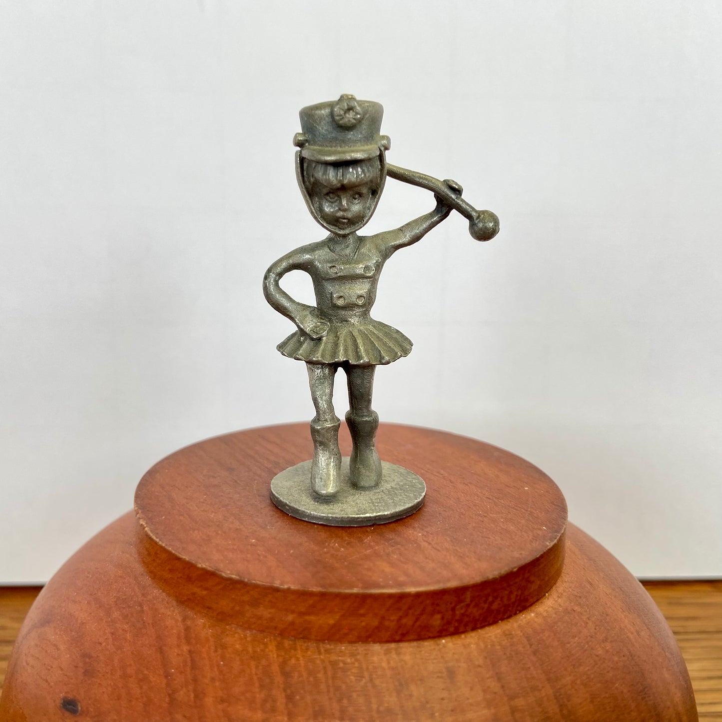 Vintage tinnen beeldje majorette