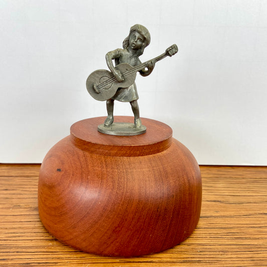 Vintage tinnen beeldje meisje met gitaar