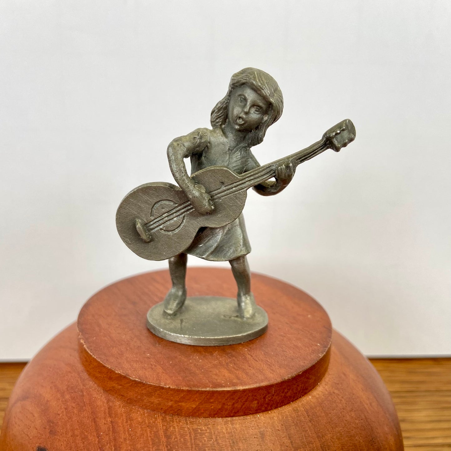 Vintage tinnen beeldje meisje met gitaar
