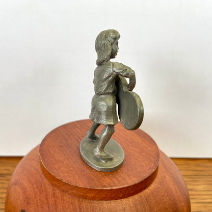 Vintage tinnen beeldje meisje met gitaar