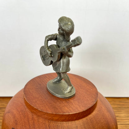 Vintage tinnen beeldje meisje met gitaar