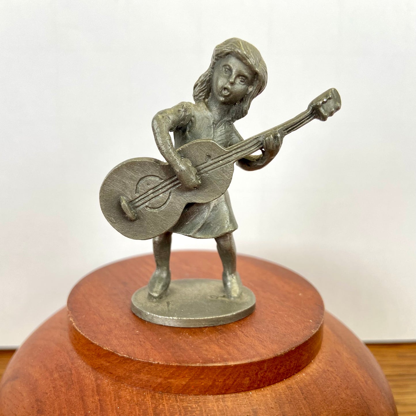 Vintage tinnen beeldje meisje met gitaar
