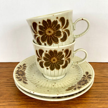 Vintage kop en schotels bruine bloem