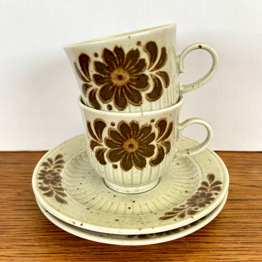 Vintage kop en schotels bruine bloem