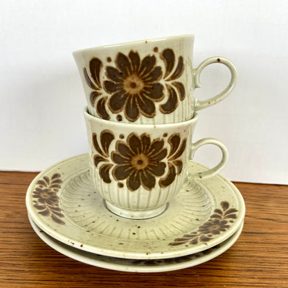 Vintage kop en schotels bruine bloem