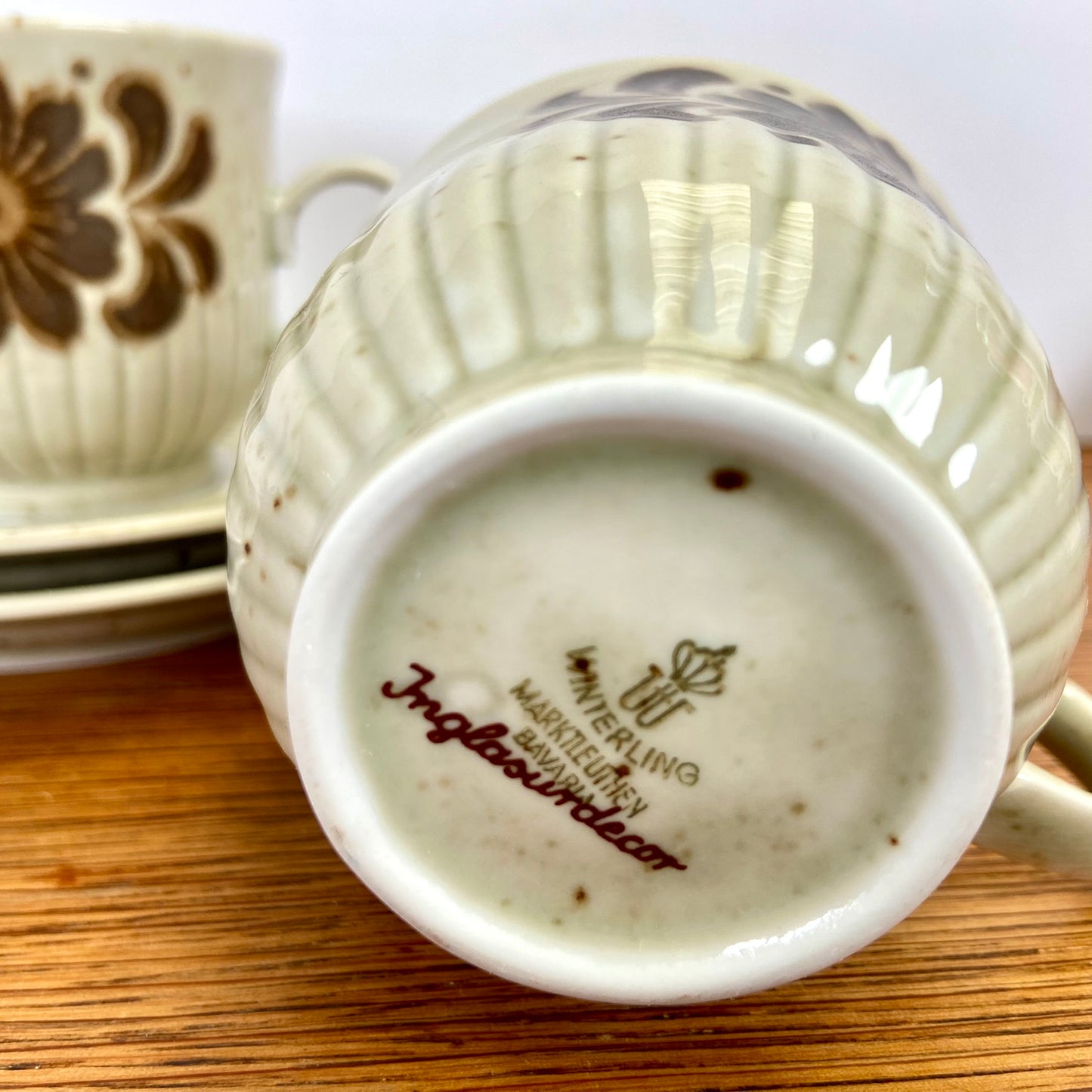 Vintage kop en schotels bruine bloem