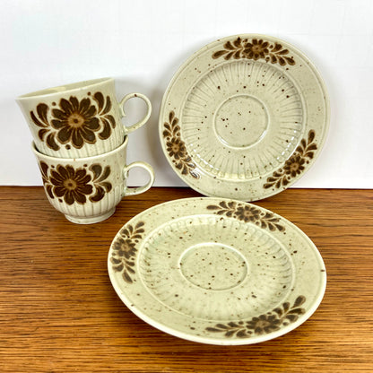 Vintage kop en schotels bruine bloem