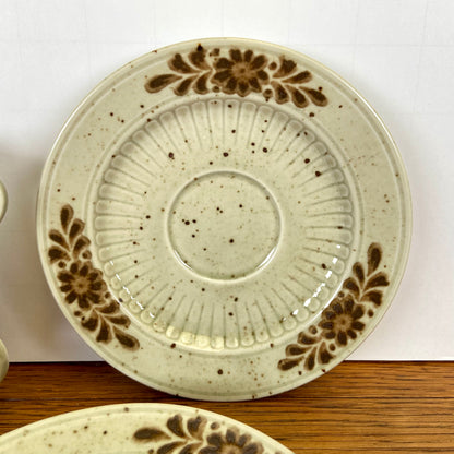 Vintage kop en schotels bruine bloem