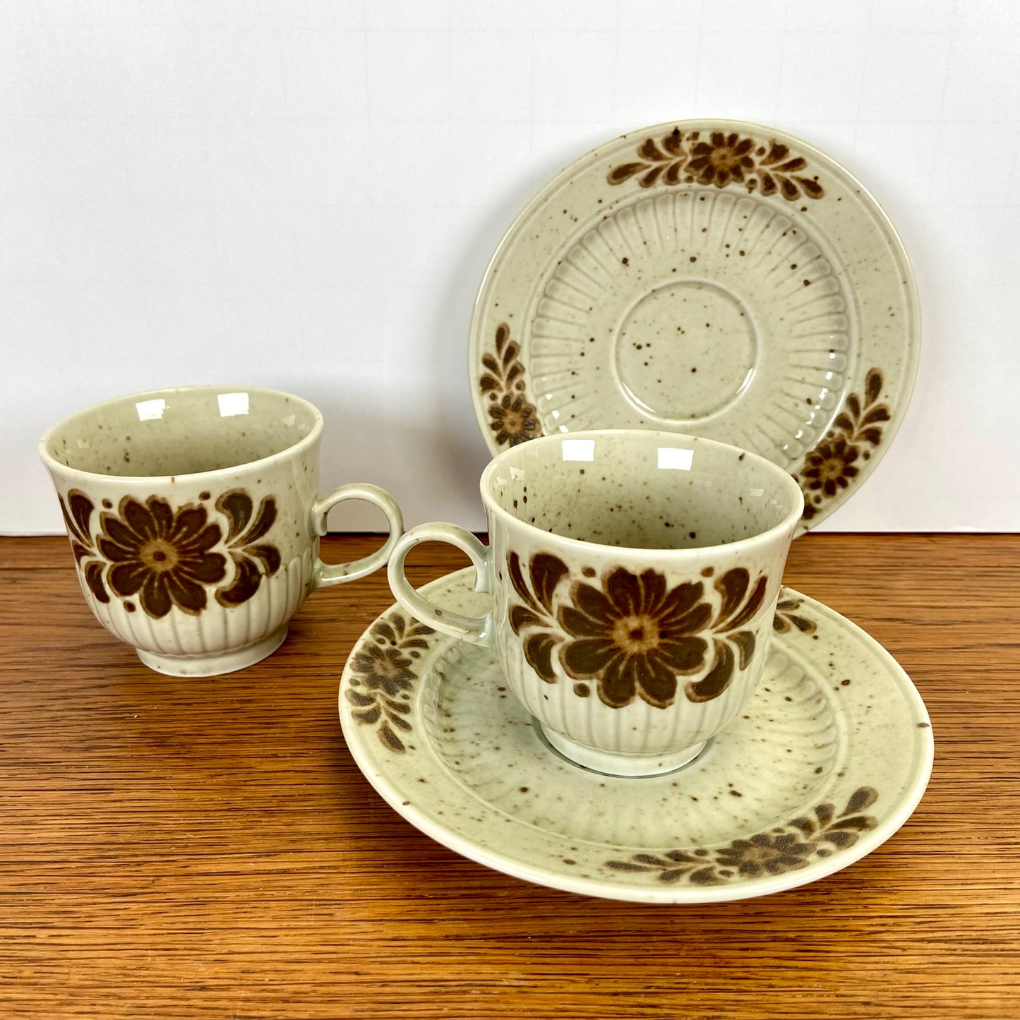 Vintage kop en schotels bruine bloem