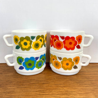 4 vintage Arcopal lotus grote mokken