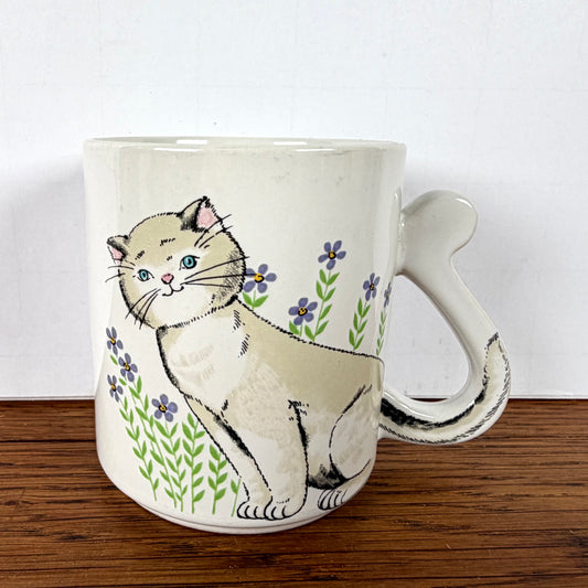 Mok kat met bloemen