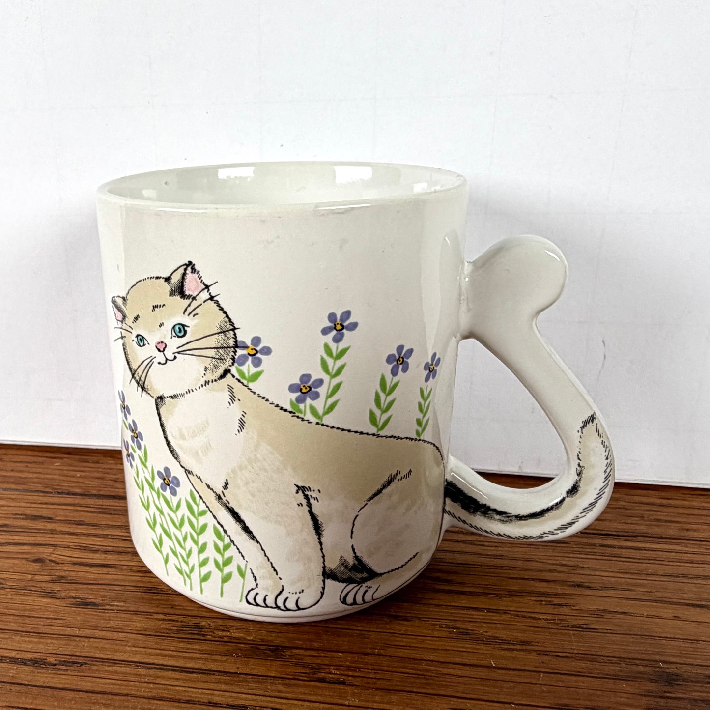 Mok kat met bloemen