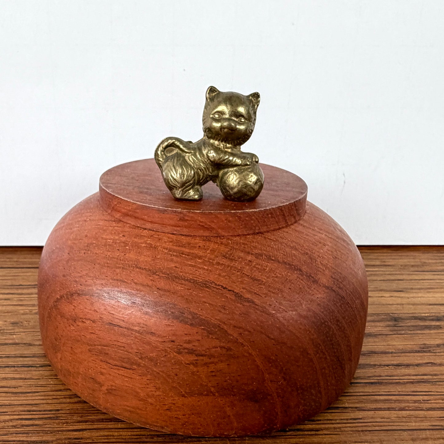 Mini messing katje met bal