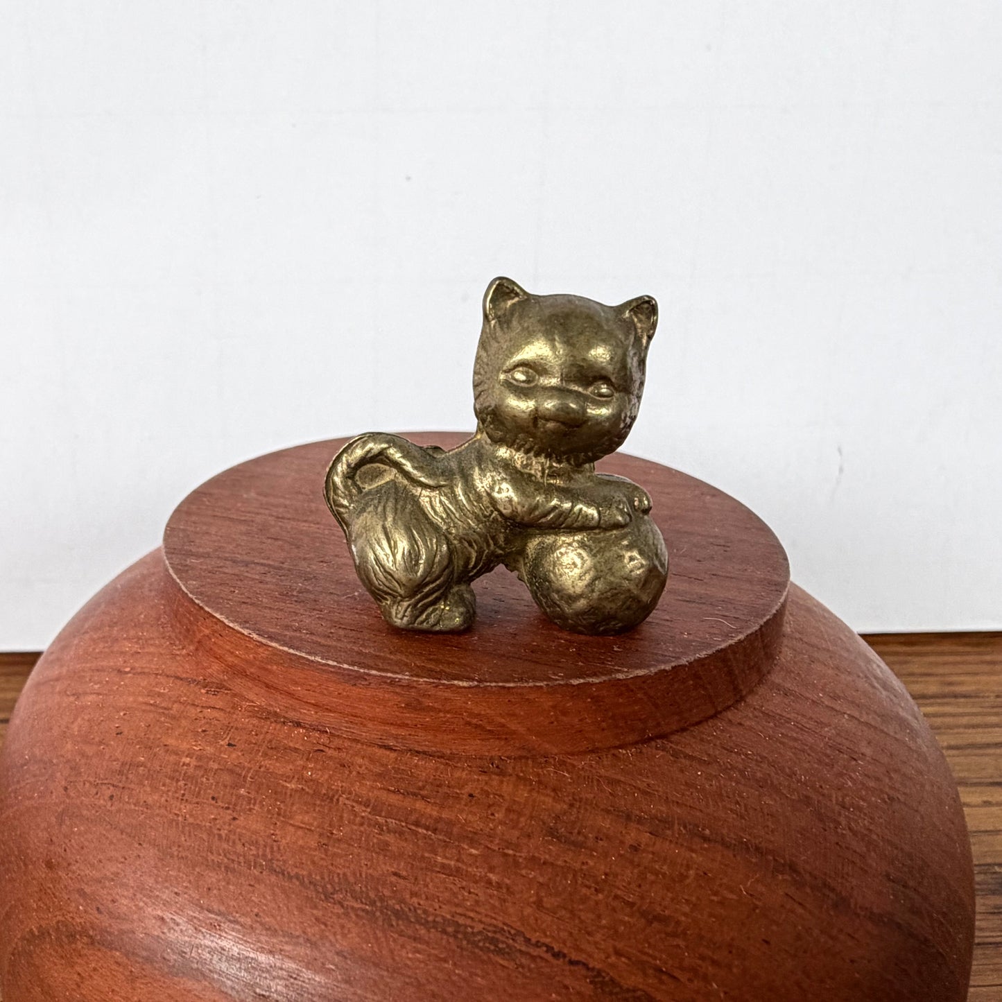 Mini messing katje met bal