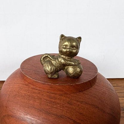 Mini messing katje met bal