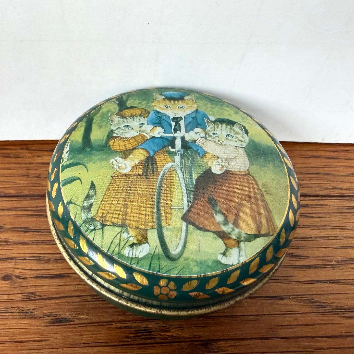 Vintage Bentey’s blikje rond katten fiets
