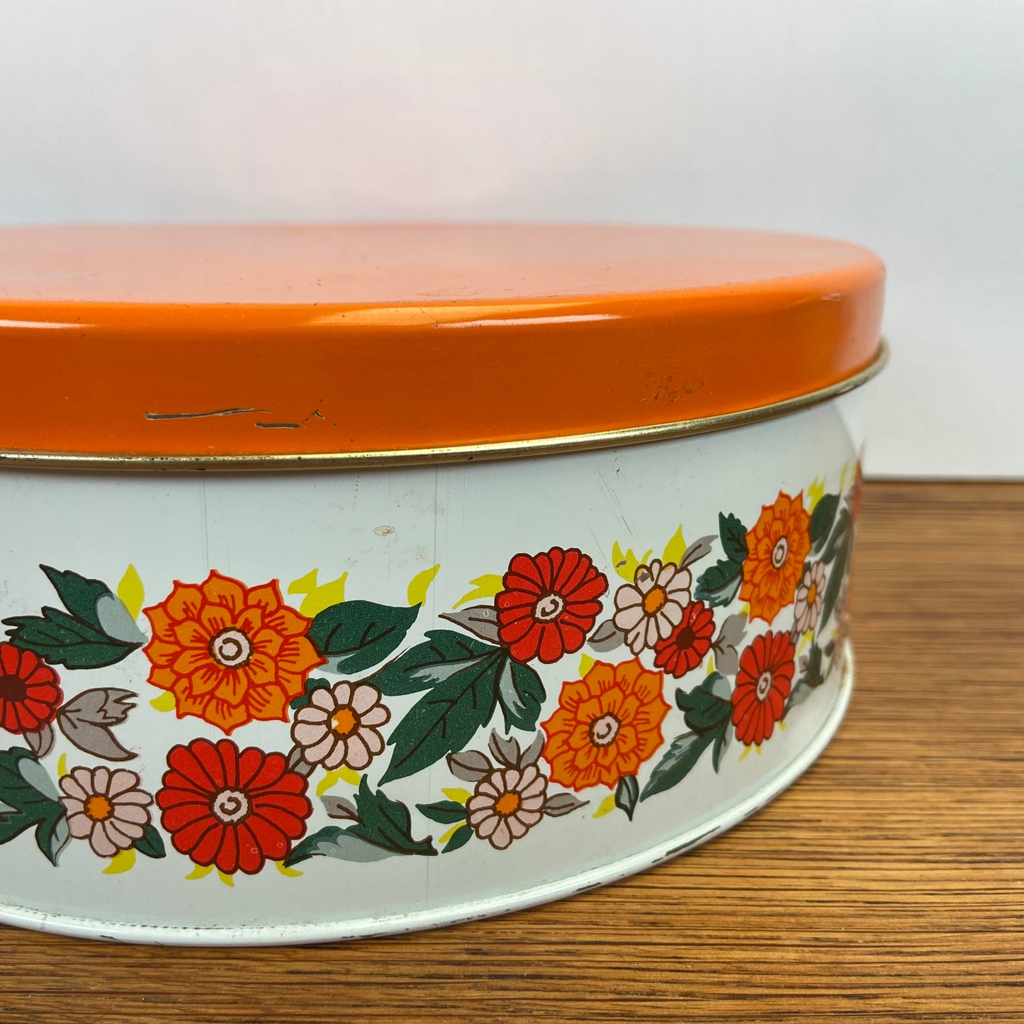 Vintage rond koekjesblik oranje