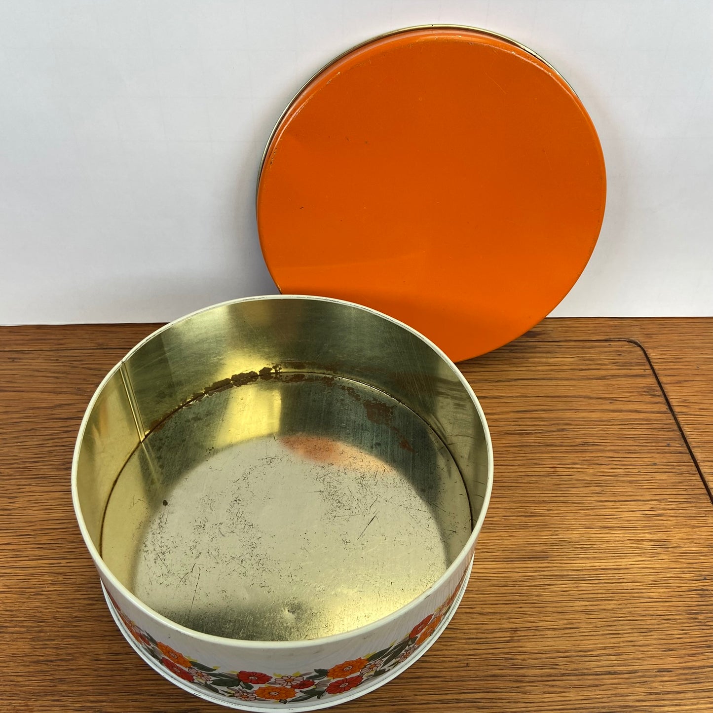 Vintage rond koekjesblik oranje