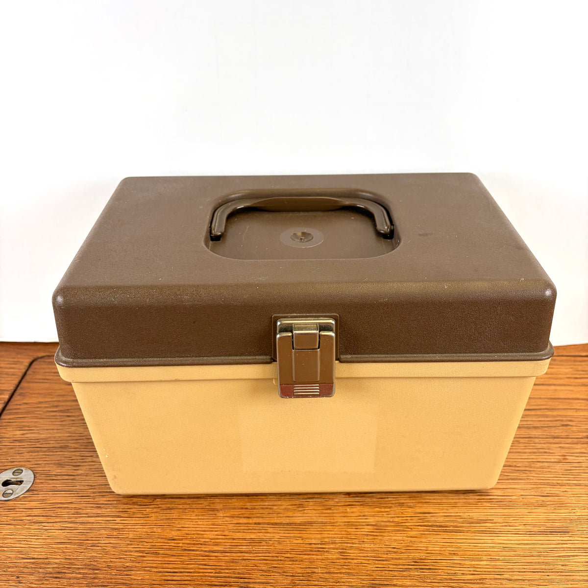 Kleine vintage naaibox curver bruin