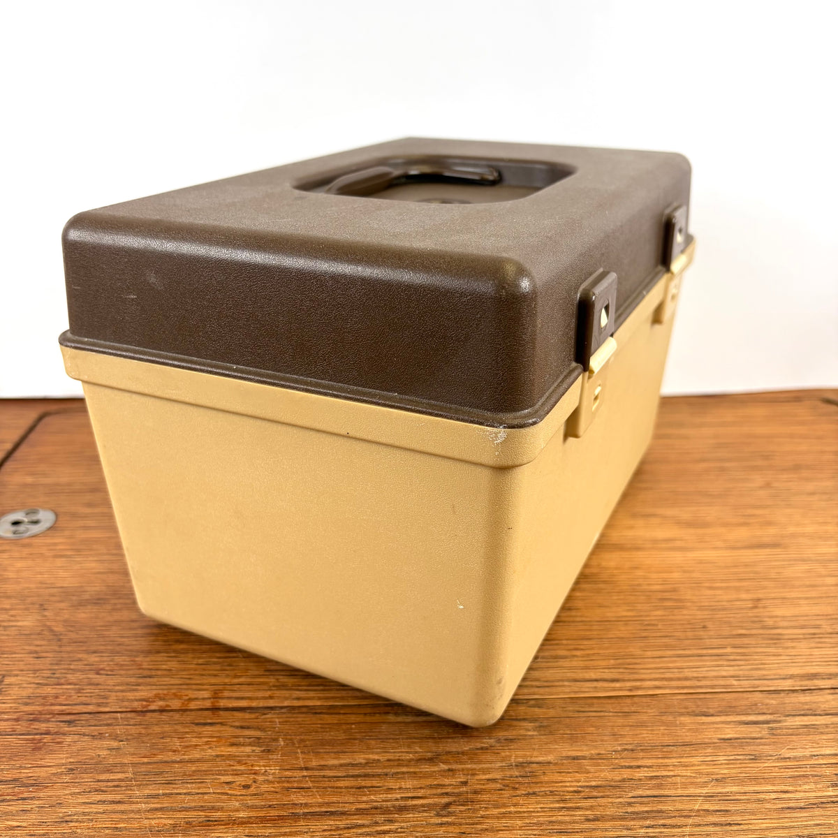 Kleine vintage naaibox curver bruin