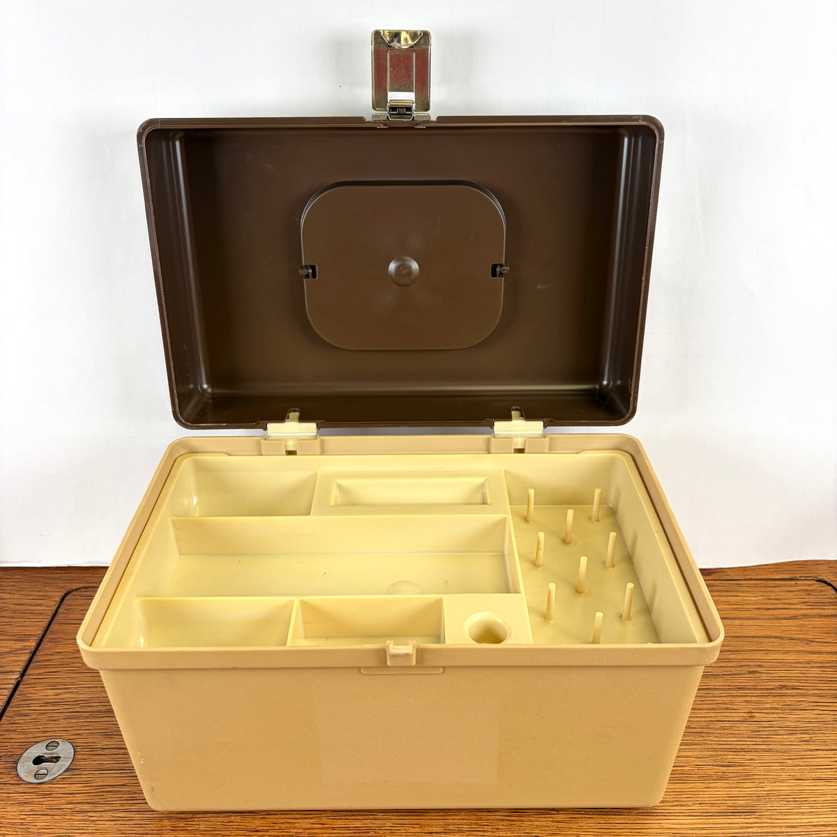 Kleine vintage naaibox curver bruin