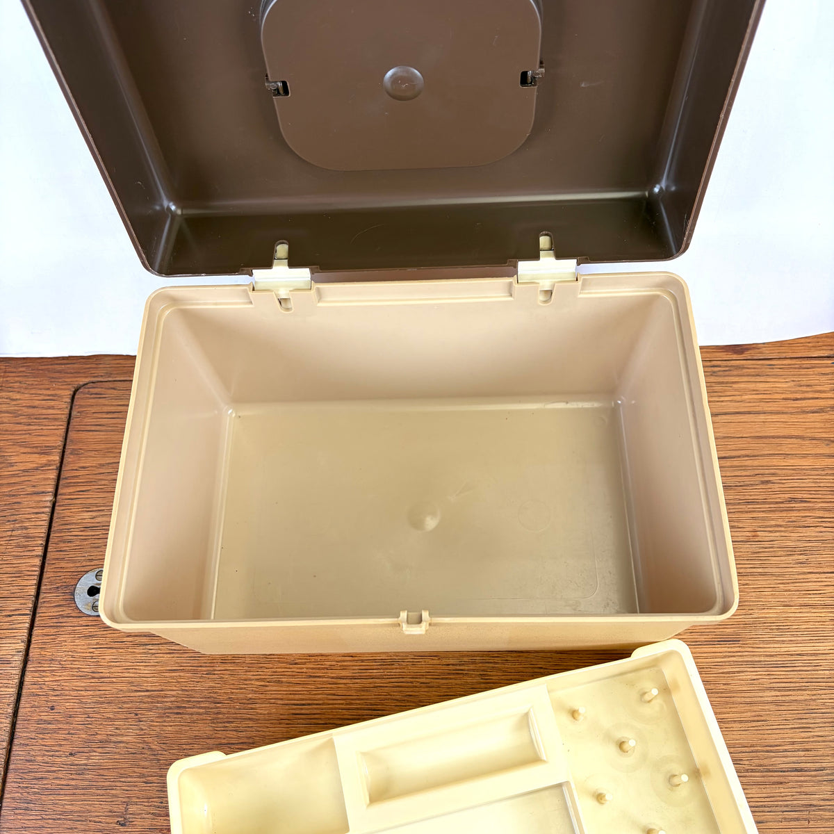 Kleine vintage naaibox curver bruin