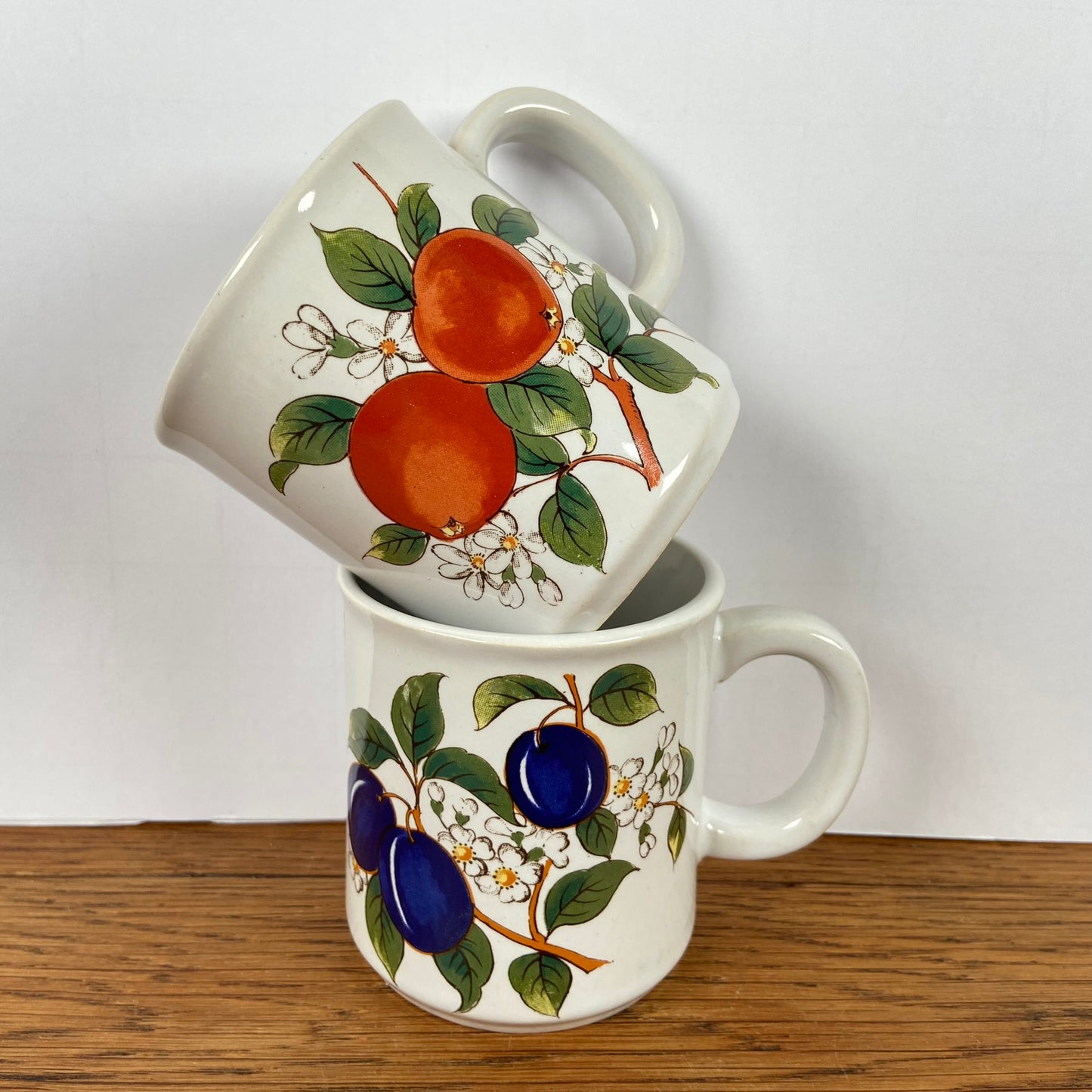 Set van 2 vintage fruit mokken