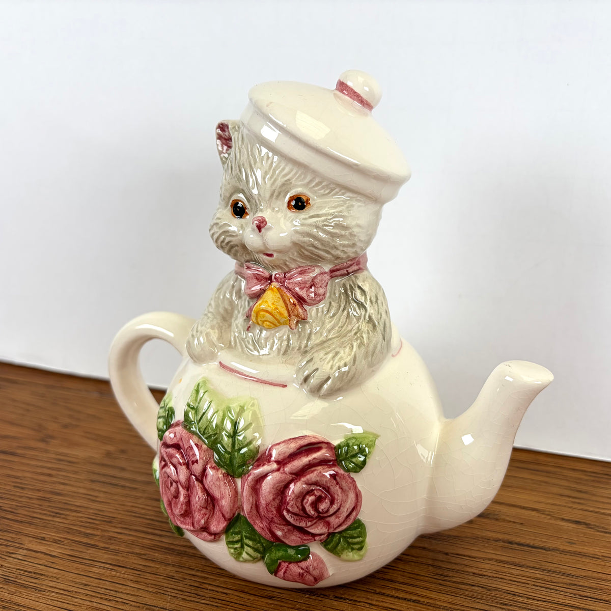Vintage spaarpot kat in theepot met roosjes