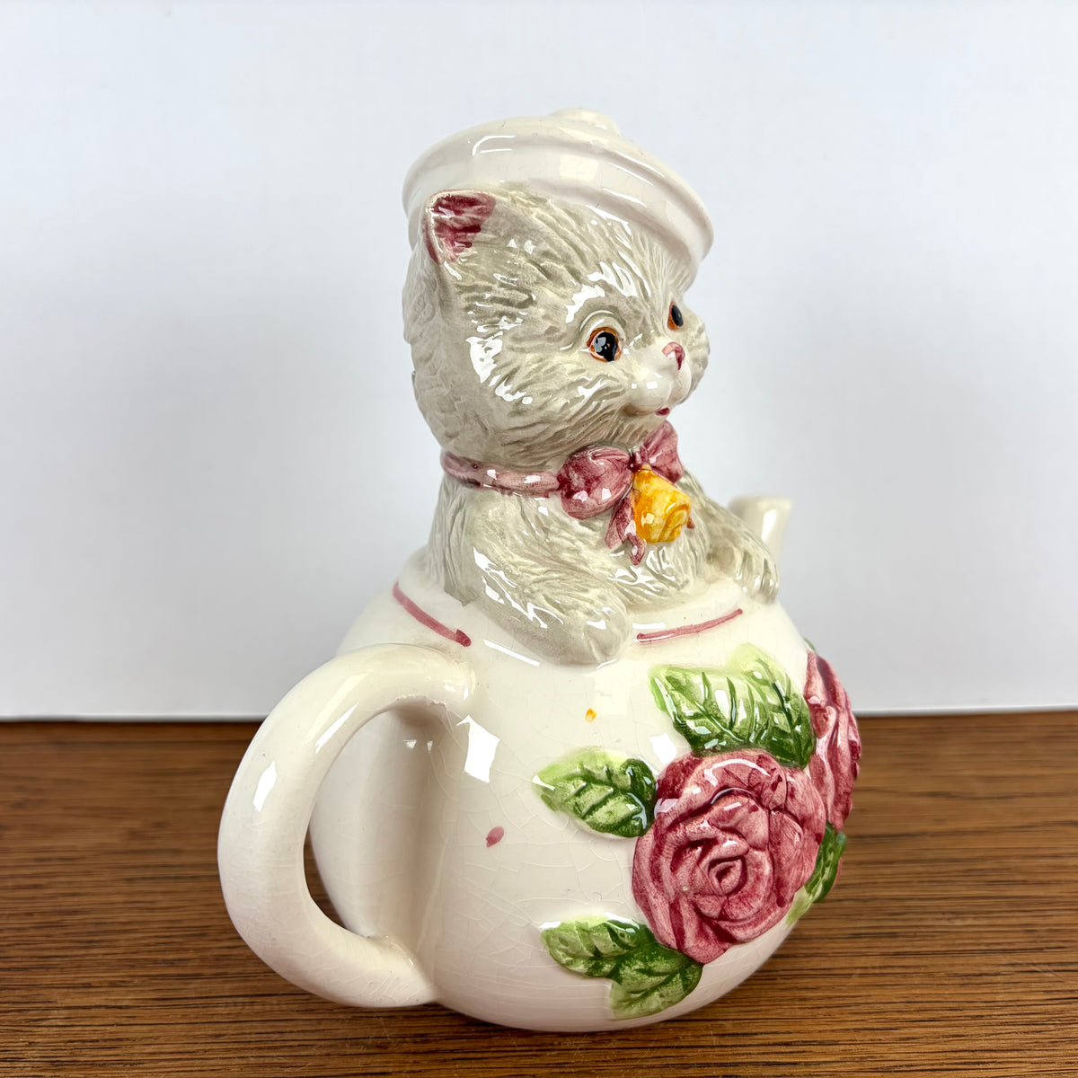 Vintage spaarpot kat in theepot met roosjes