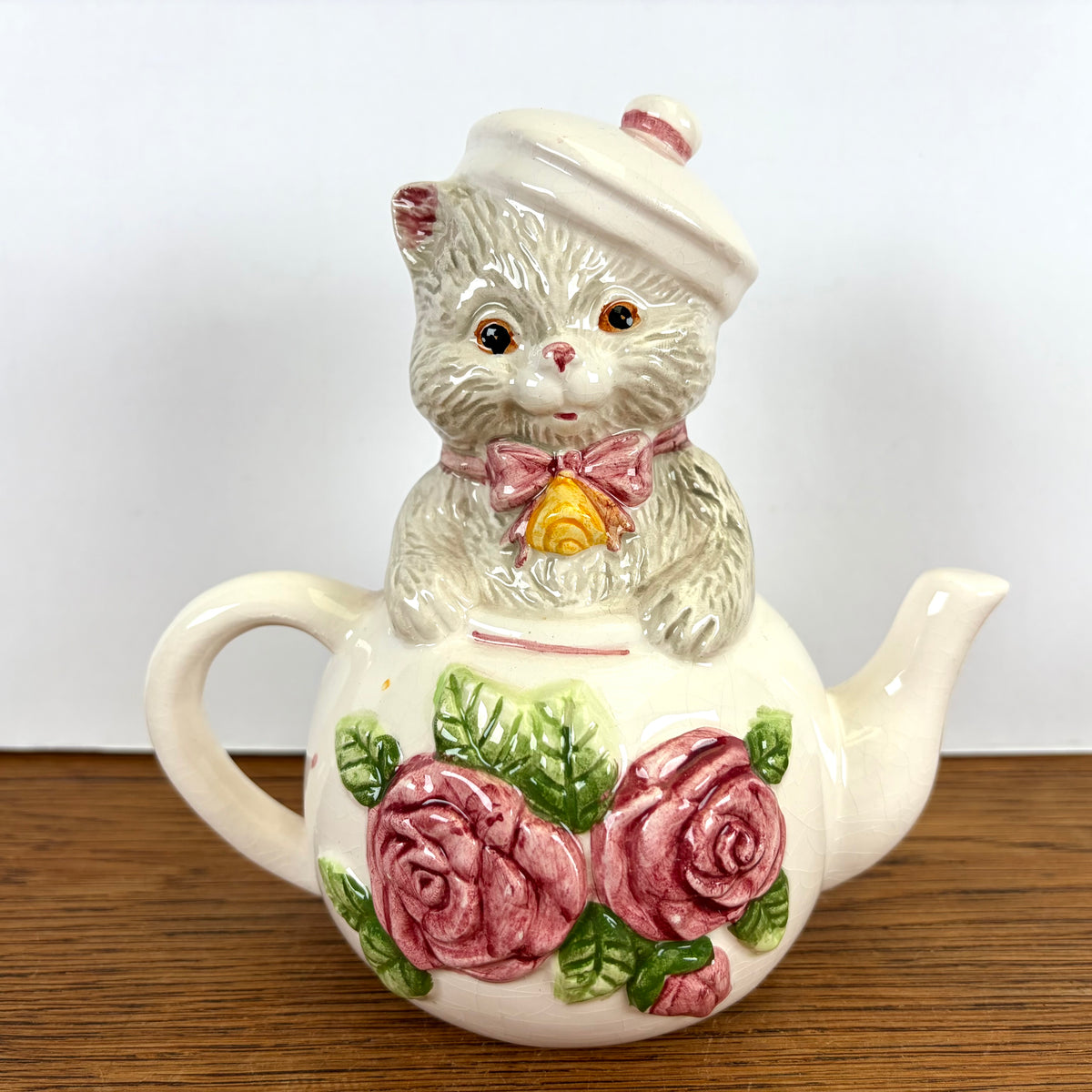 Vintage spaarpot kat in theepot met roosjes