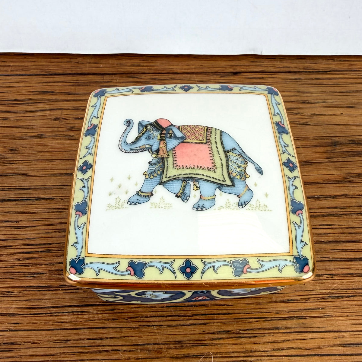 Vintage porseleinen snuisterijen doosje Wedgwood Blue Elephant
