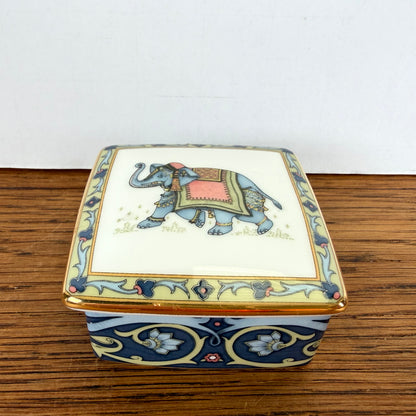 Vintage porseleinen snuisterijen doosje Wedgwood Blue Elephant