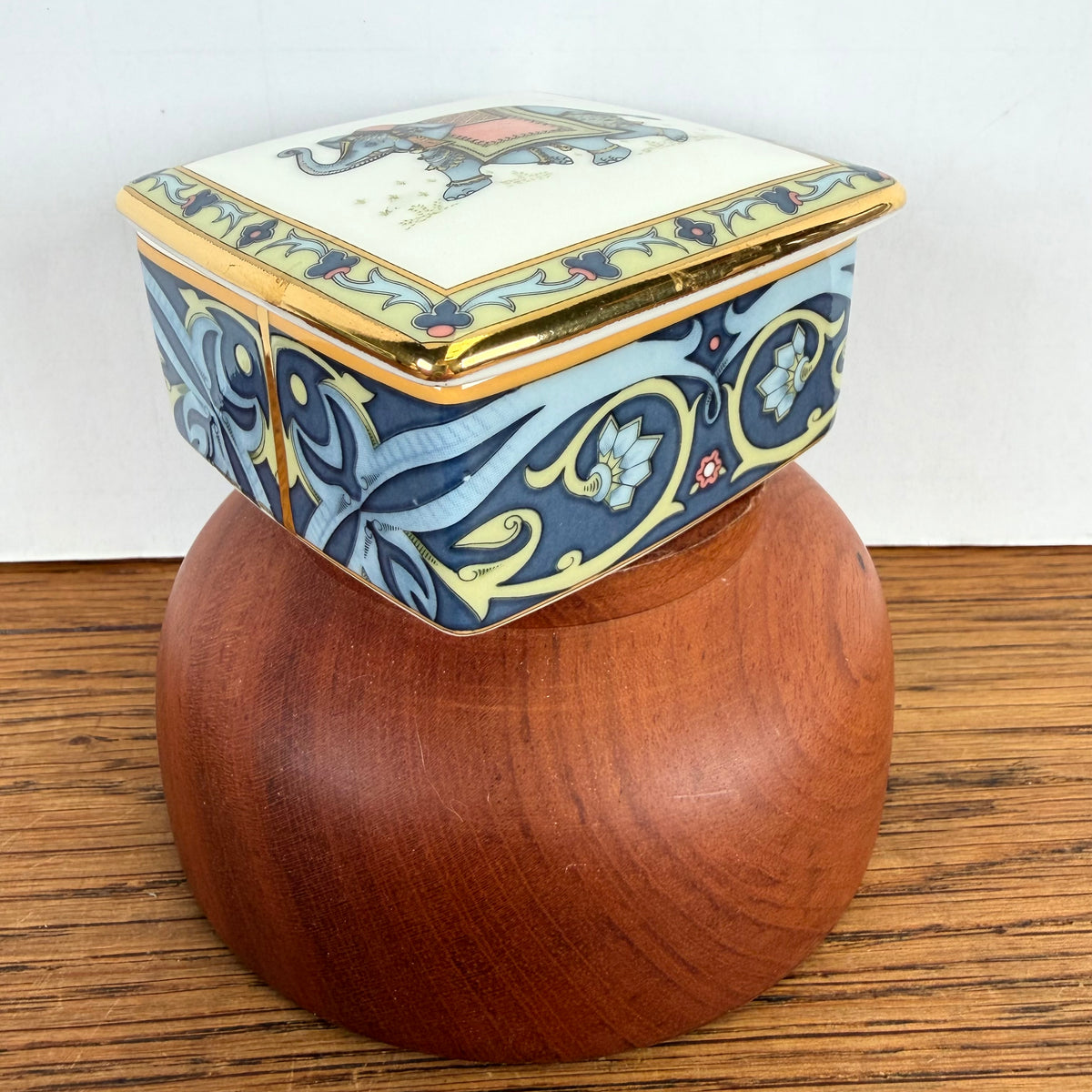 Vintage porseleinen snuisterijen doosje Wedgwood Blue Elephant