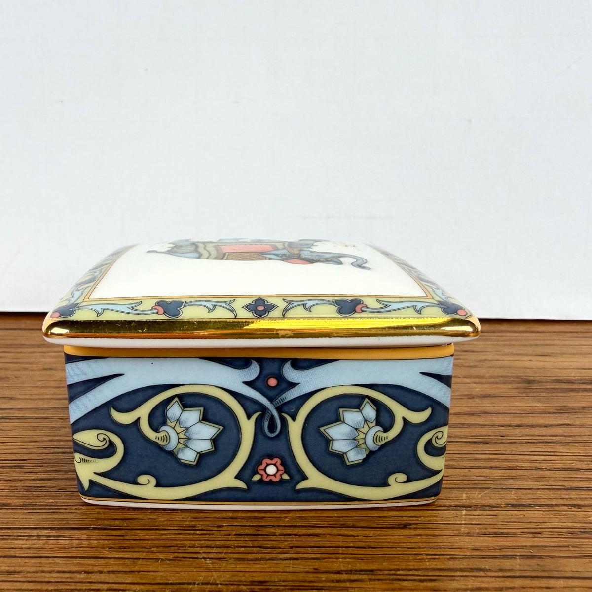 Vintage porseleinen snuisterijen doosje Wedgwood Blue Elephant