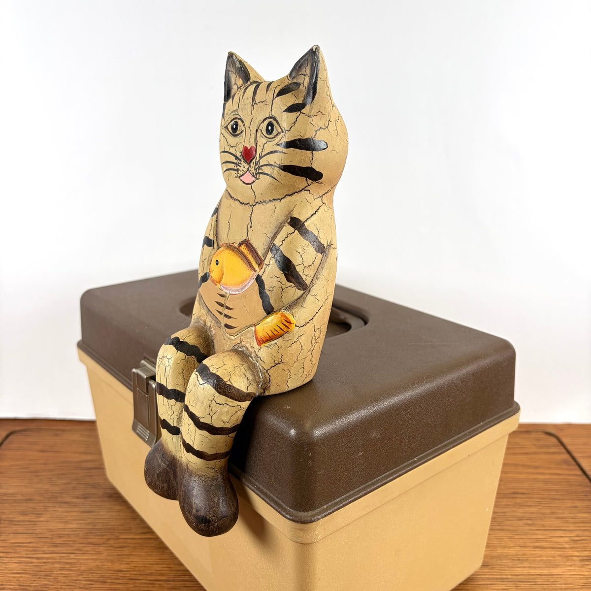 Vintage houten zittende kat met vis