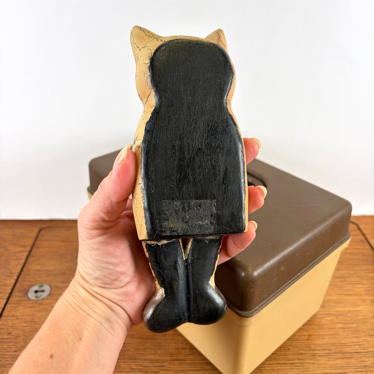 Vintage houten zittende kat met vis