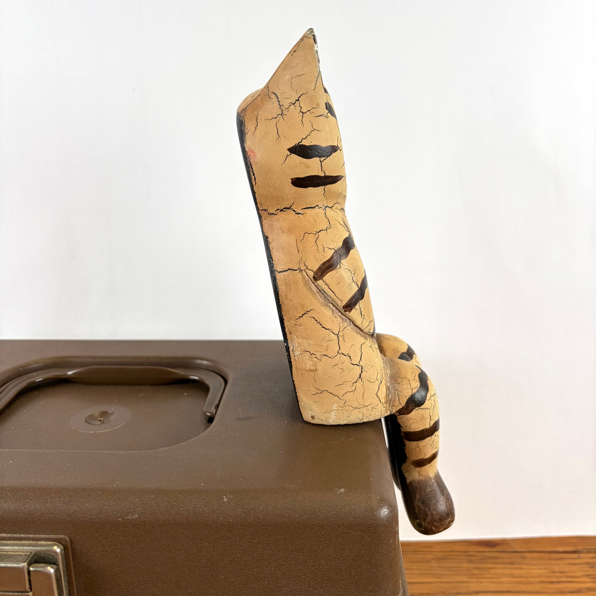 Vintage houten zittende kat met vis