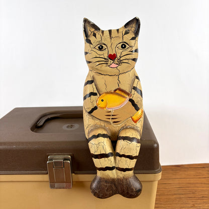 Vintage houten zittende kat met vis
