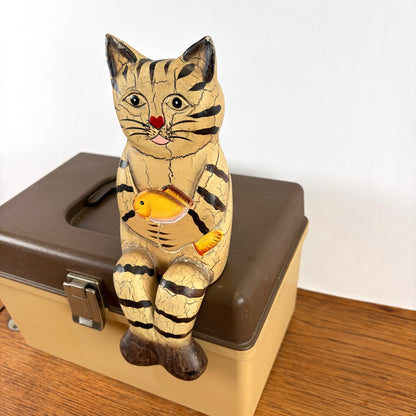 Vintage houten zittende kat met vis