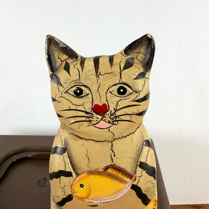 Vintage houten zittende kat met vis