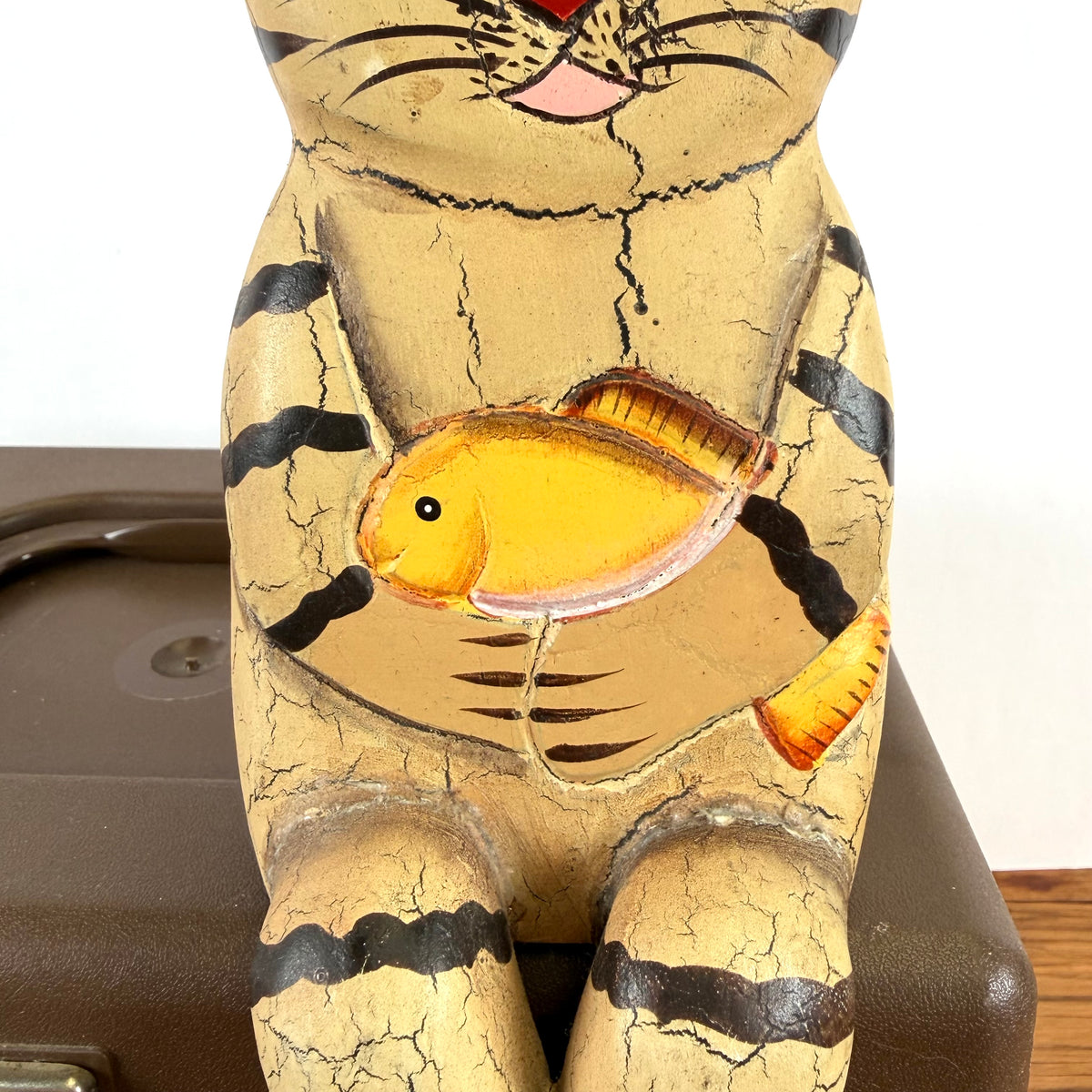 Vintage houten zittende kat met vis